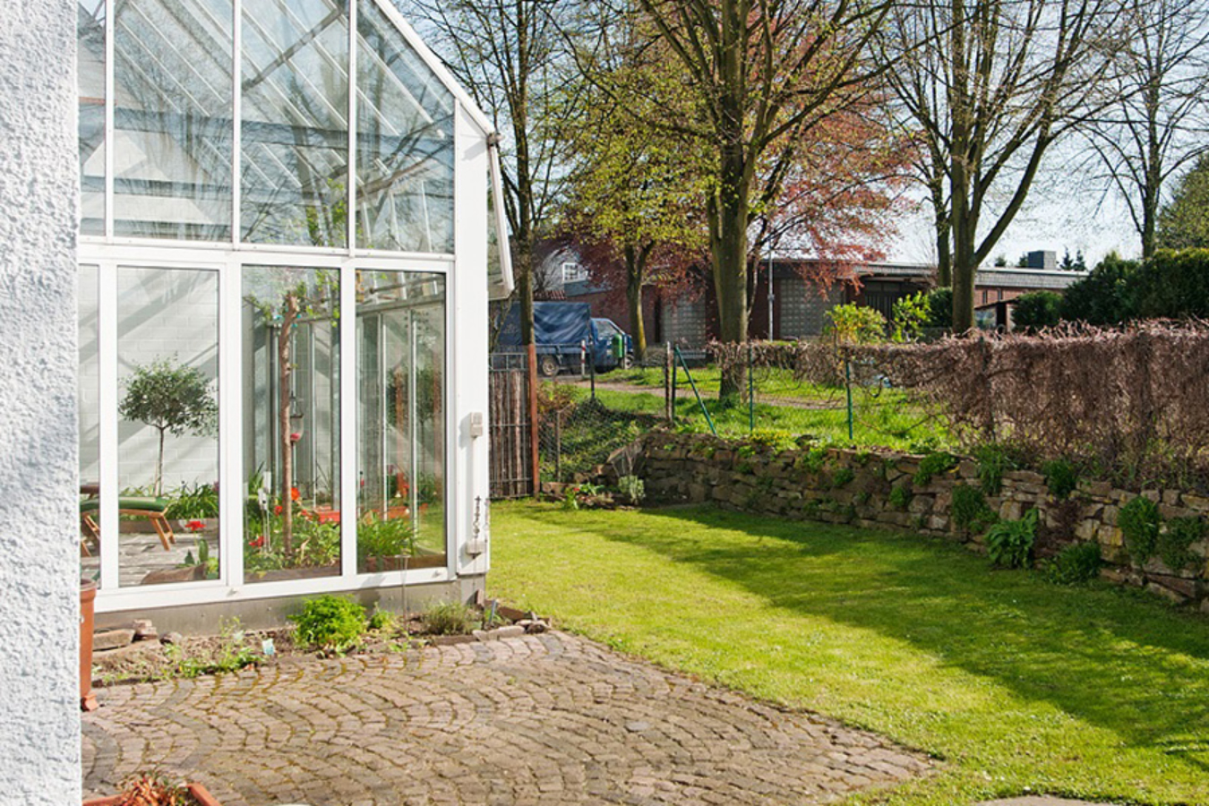 Haus-bruehl-garten-terasse-feldweg