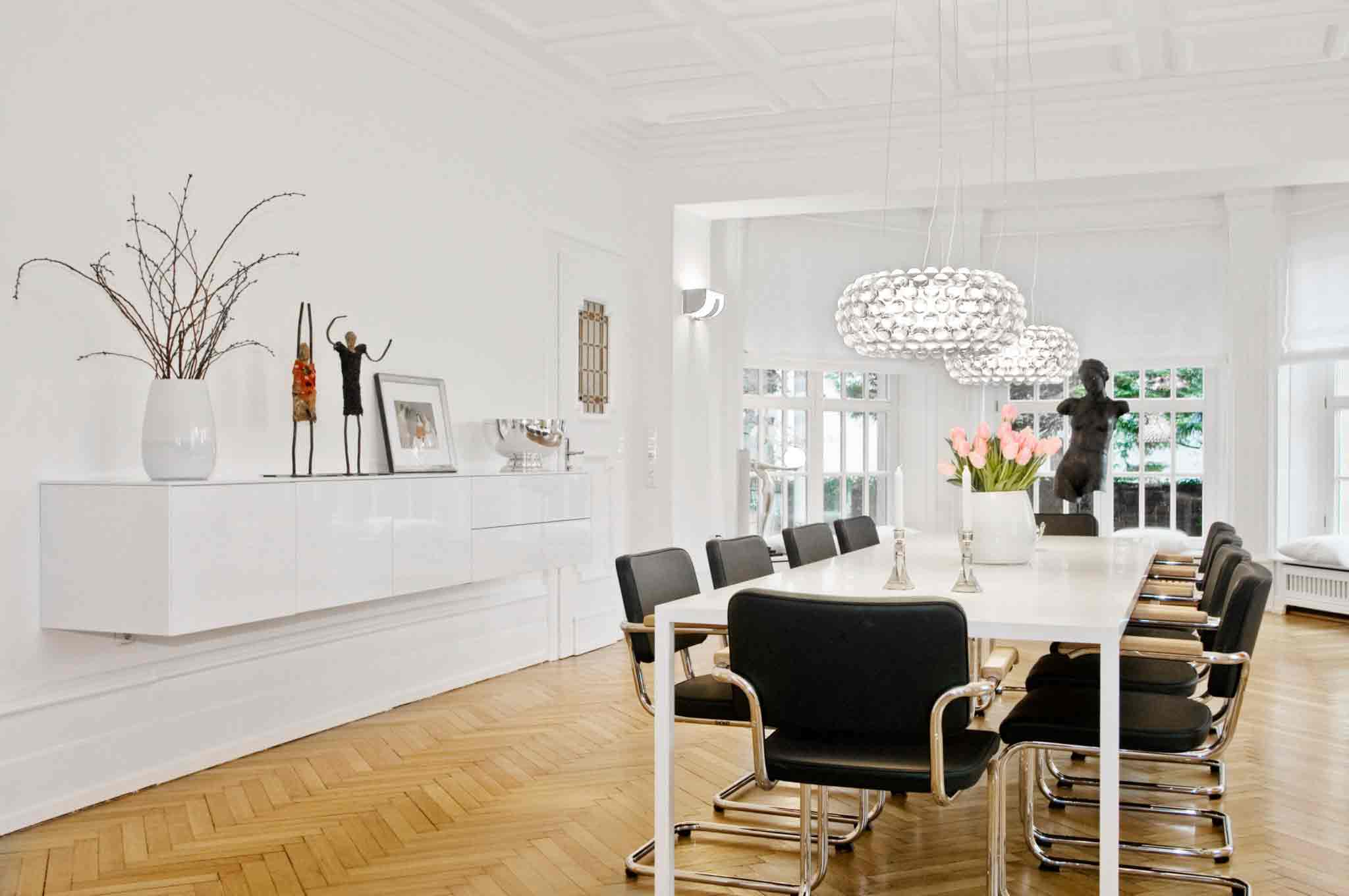 Ein helles Wohnzimmer mit Esstisch