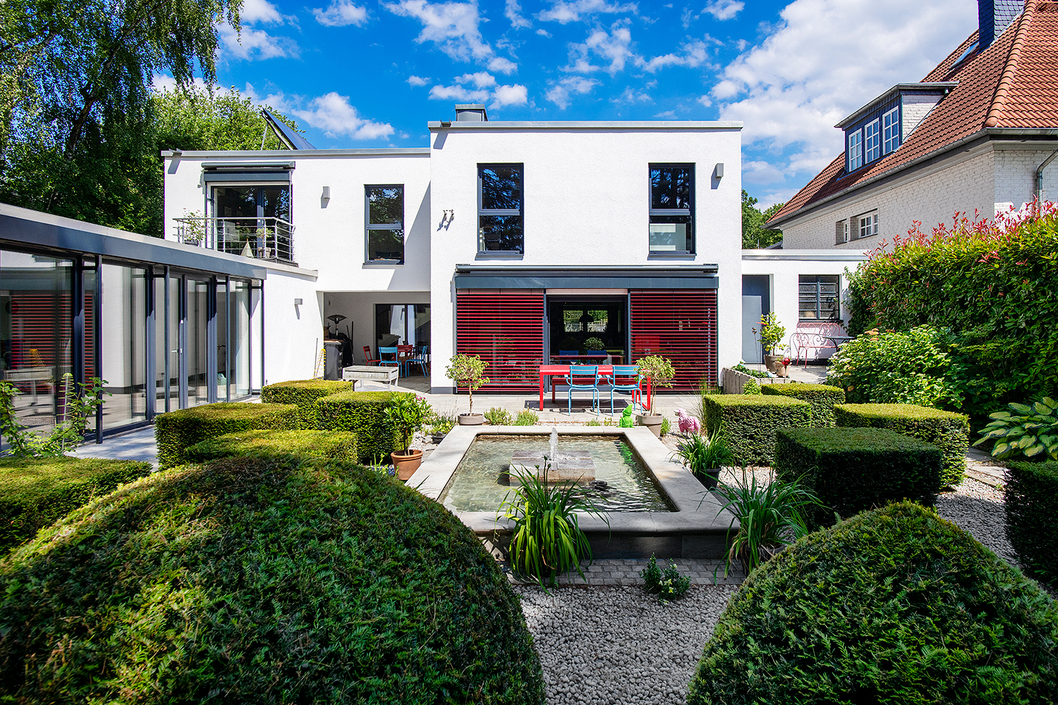 Vermittelt:Mid Century trifft auf Neuzeit: Freistehendes luxuriöses Einfamilienhaus mit traumhaftem Feng-Shui-Garten und Wellnessbereich Vermittelt:Mid Century trifft auf Neuzeit: Freistehendes luxuriöses Einfamilienhaus mit traumhaftem Feng-Shui-Garten und Wellnessbereich