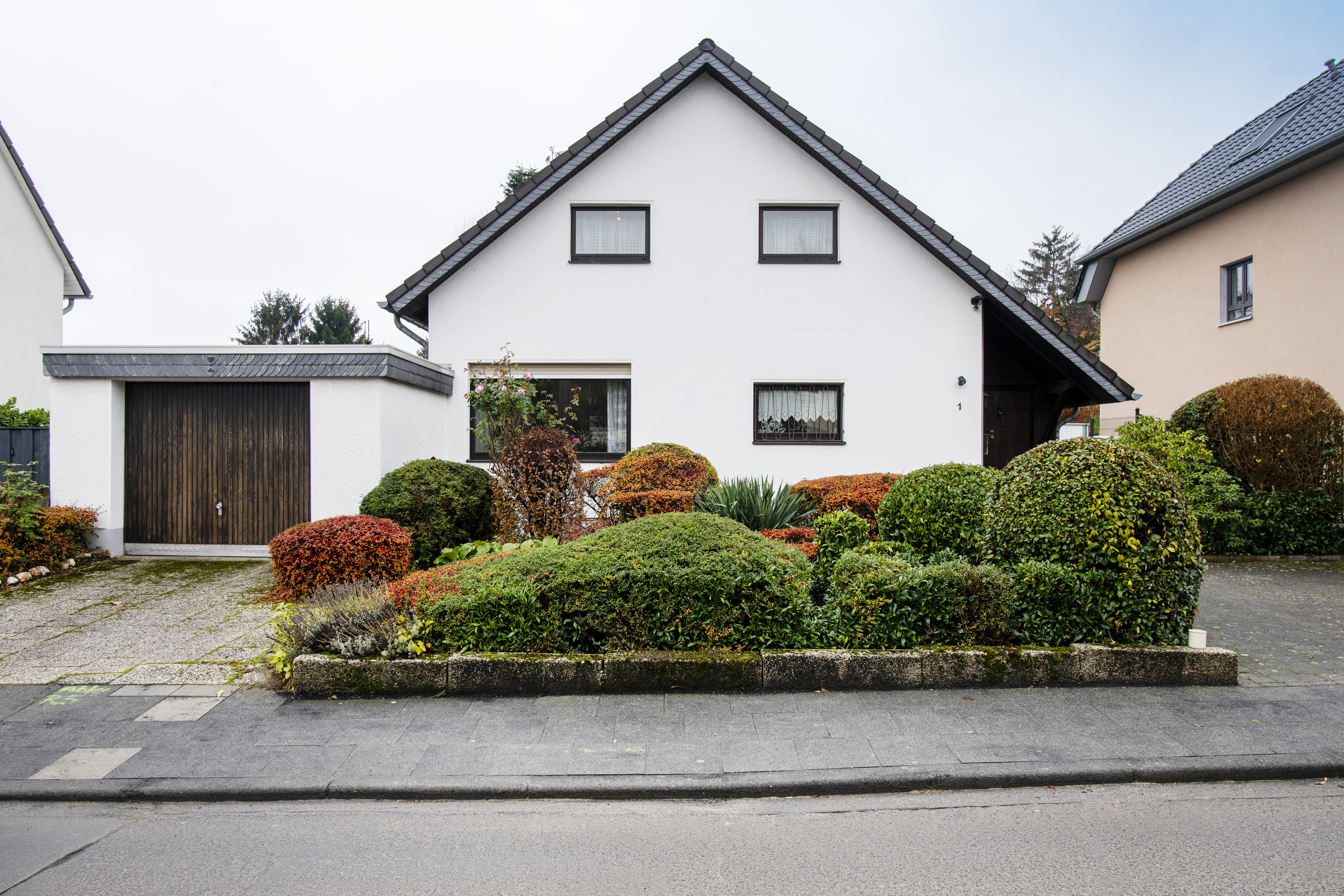 Vermittelt: Freistehendes 50er Jahre Haus mit großem Süd-West-Garten und altem Baumbestand Vermittelt: Freistehendes 50er Jahre Haus mit großem Süd-West-Garten und altem Baumbestand