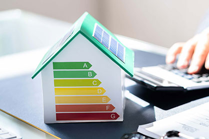 Modellhaus mit einer Energieskala darauf abgebildet