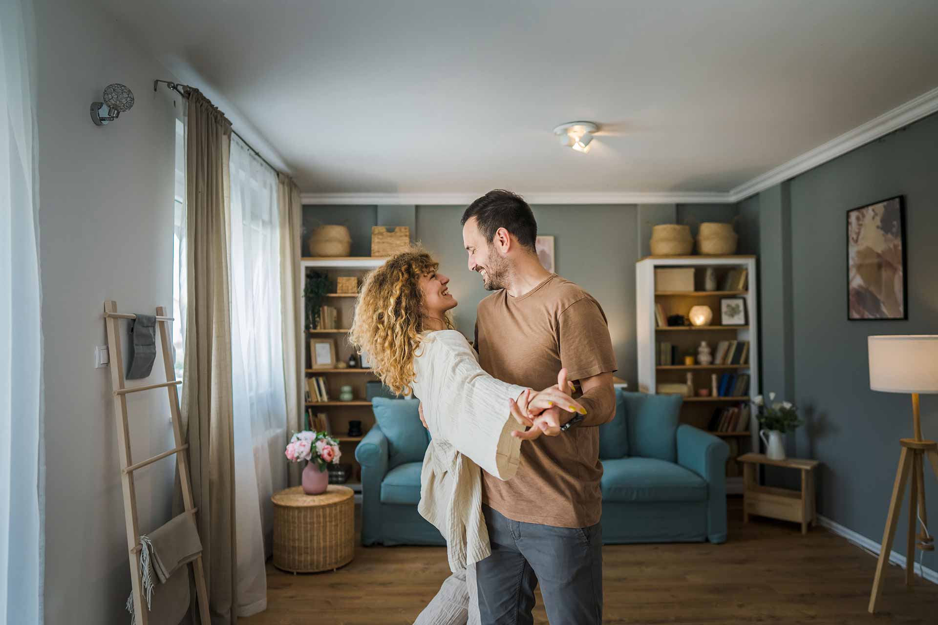 Paar hat sein erstes Haus gekauft und tanzt nun im neuen Wohnzimmer