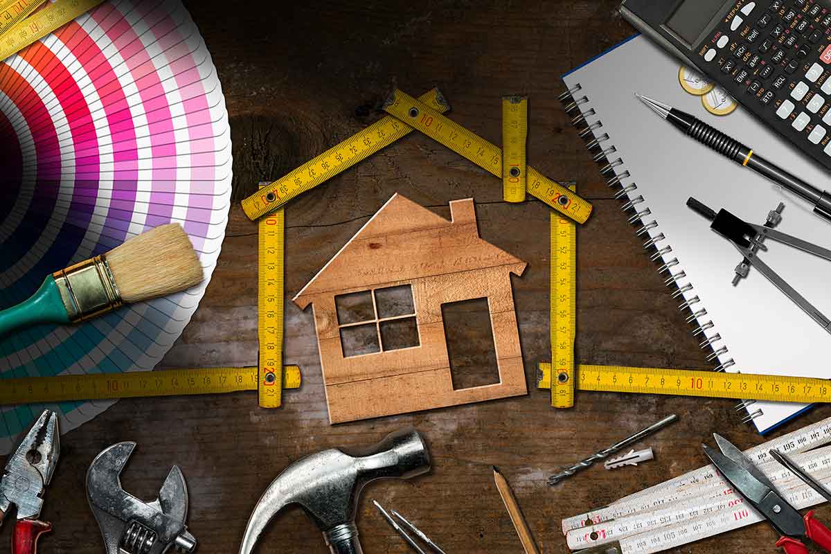 Verschiedene Werkzeuge von Handwerkern auf einem Holztisch